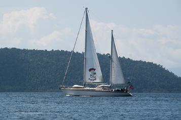 Sailing Raja Ampat, Anchoring in raja ampat, sail raja ampat, anchoring points raja ampat, anchoring at a resort